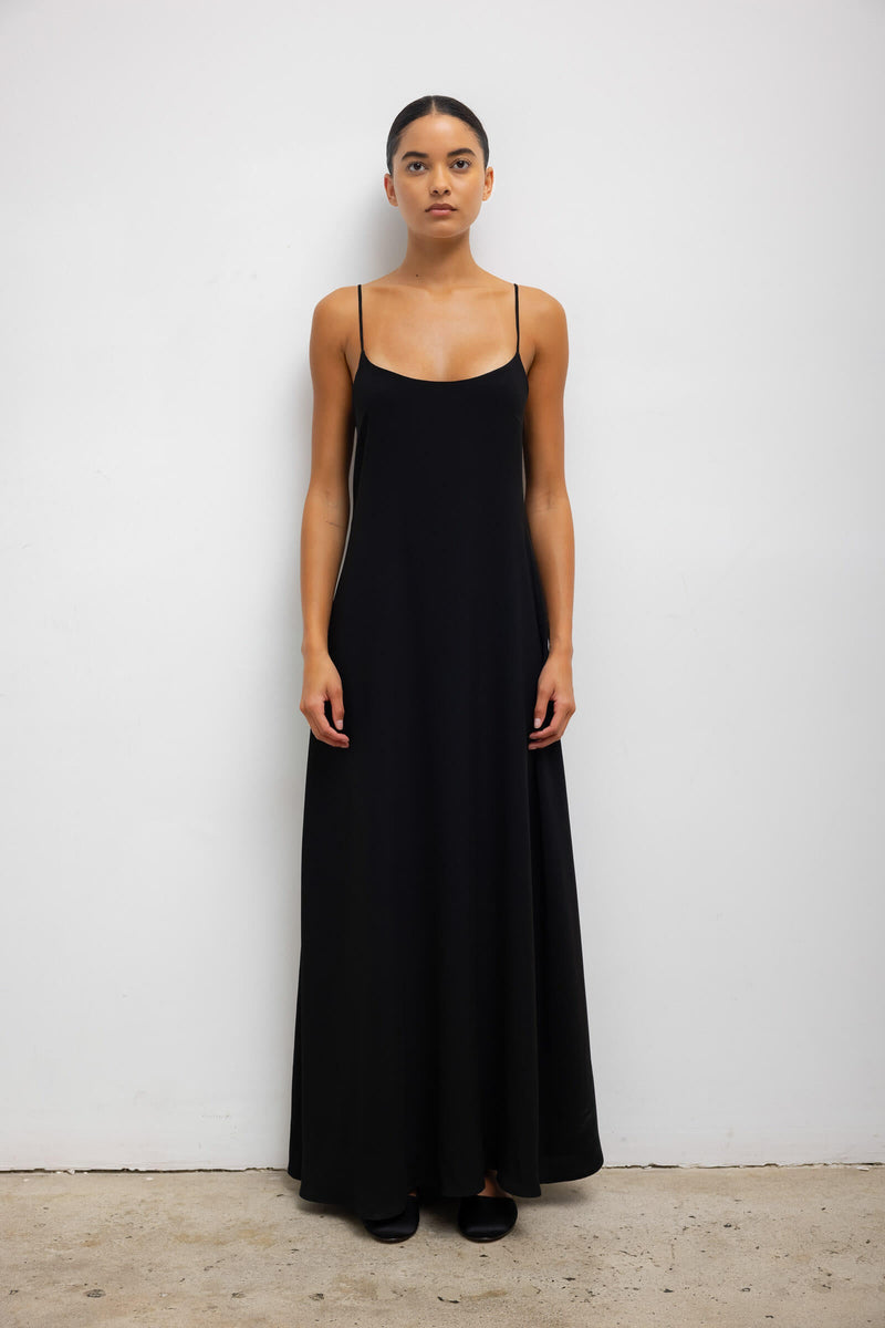 https://cdn.shopify.com/s/files/1/1286/8573/files/LESET_ARIELLE_ARIELLESCOOPNECKMAXIDRESS_BLACK_ONMODEL_1.jpg?v=1740604951