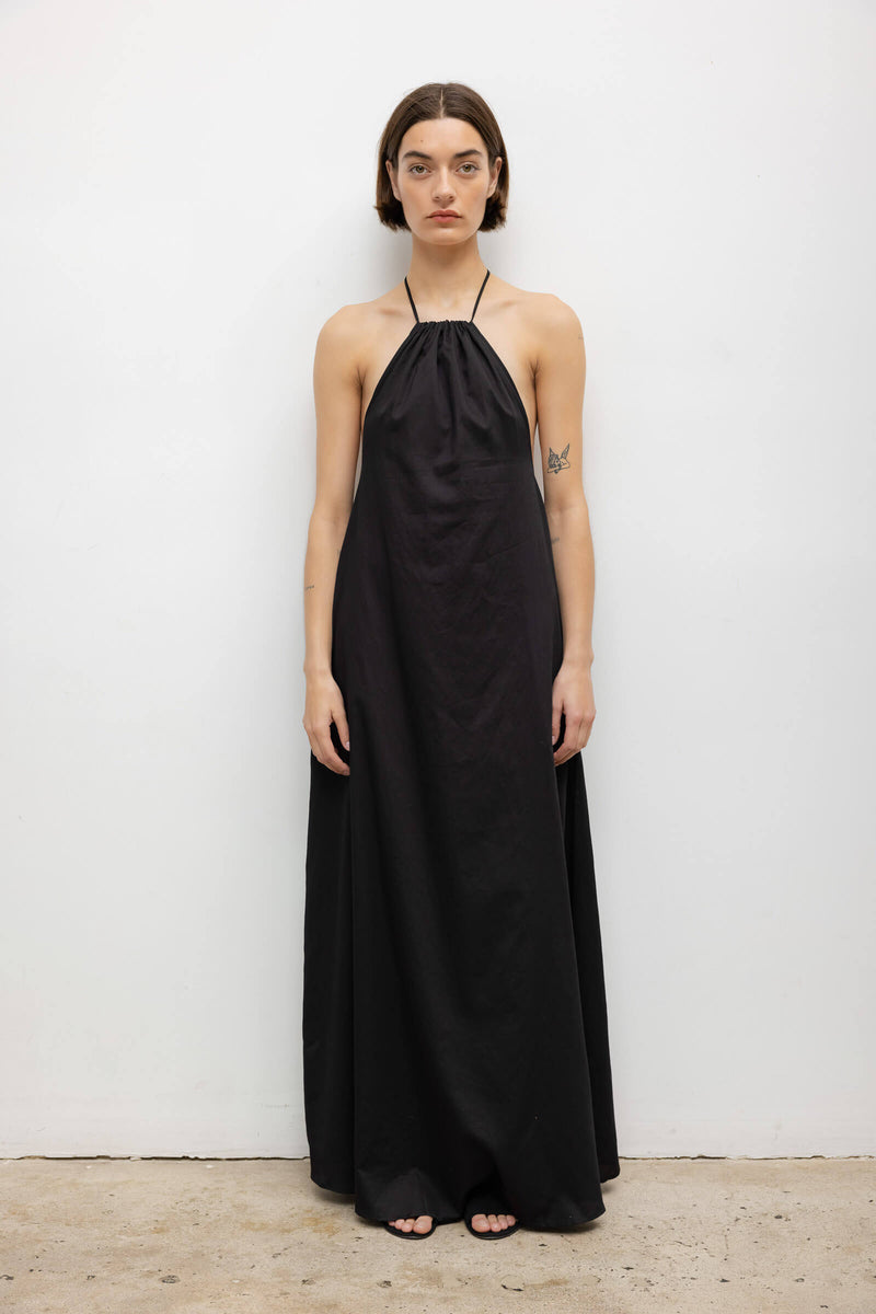 https://cdn.shopify.com/s/files/1/1286/8573/files/LESET_YOKO_YOKOHALTERMAXIDRESS_BLACK_ONMODEL_1_fecaa81c-a213-4807-a17e-5b39b37c938c.jpg?v=1733855318