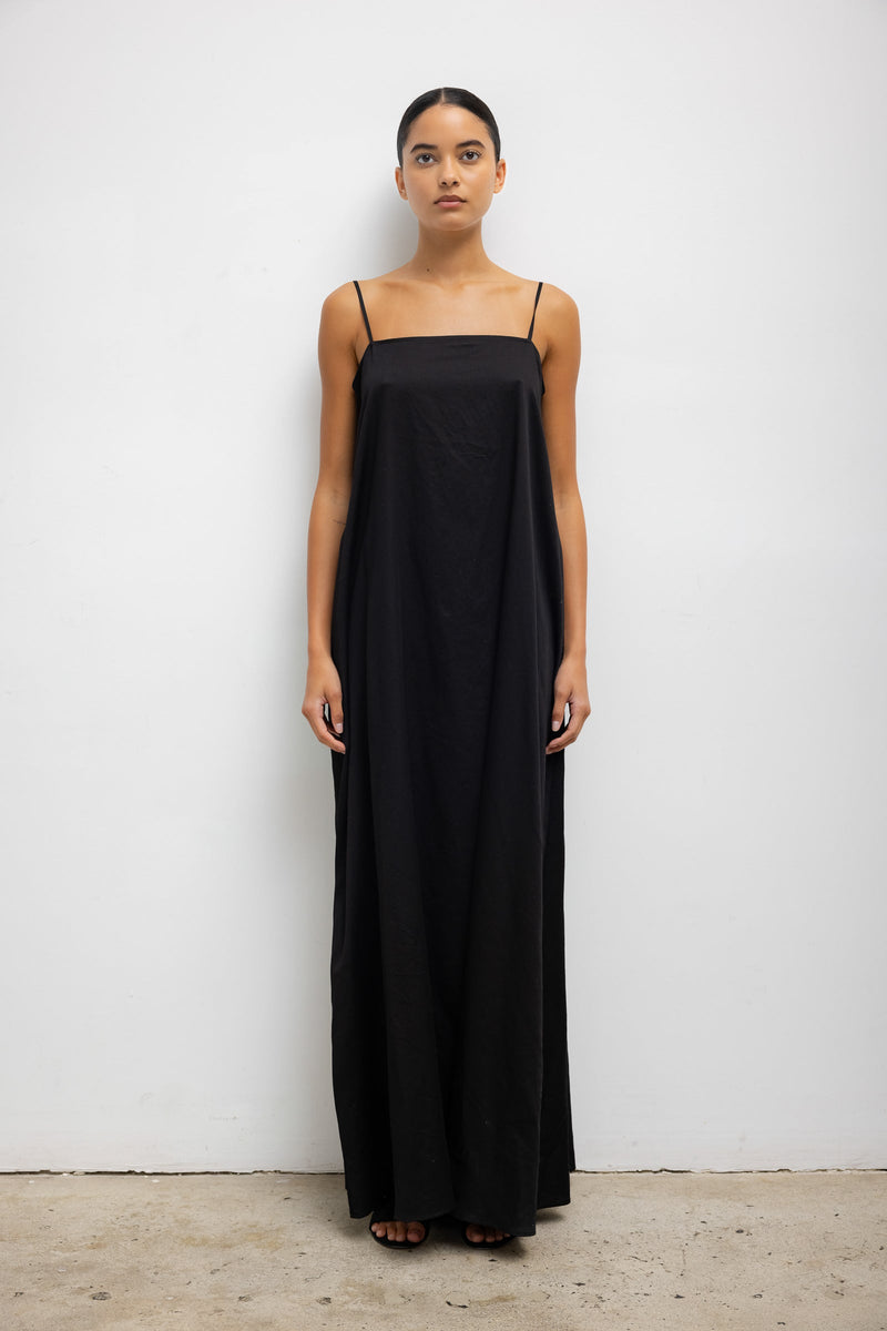https://cdn.shopify.com/s/files/1/1286/8573/files/LESET_YOKO_YOKOMAXIDRESS_BLACK_ONMODEL_1.jpg?v=1750887549