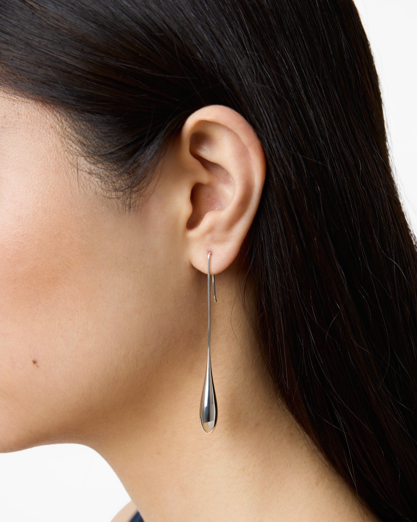 https://cdn.shopify.com/s/files/1/0592/5945/3598/files/LILI_EARRINGS_SILVER2.jpg?v=1778572425