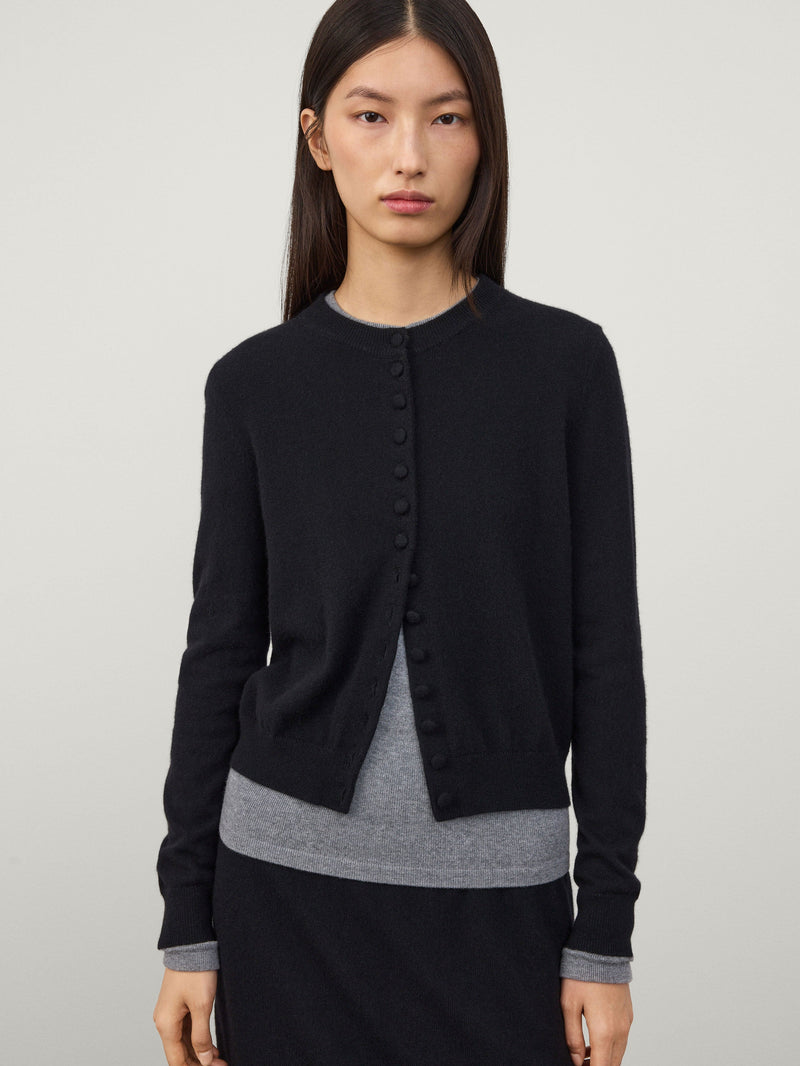 https://cdn.shopify.com/s/files/1/0569/2797/7653/files/LISAYANG_AW25_CAPSULE_WILONA_CARDIGAN_2025503BL_BLACK_0030_b29c85ec-cf85-4379-8e6c-e482335ff767.jpg?v=1756374831