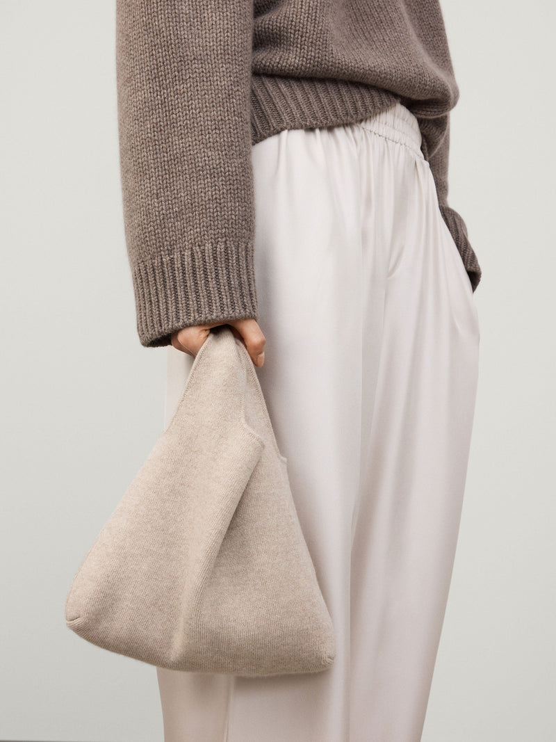 https://cdn.shopify.com/s/files/1/0569/2797/7653/files/LISAYANG_AW25_RESHOOT_OMA_BAG_401990SA_SAND_0017.jpg?v=1751891857