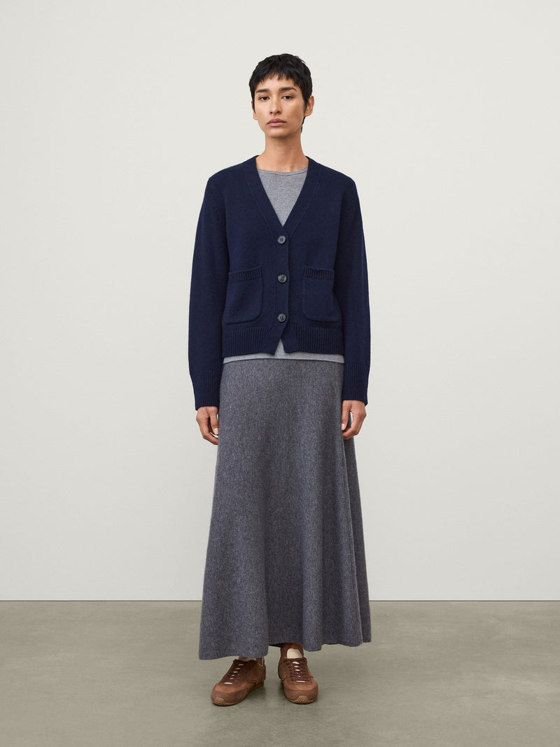 https://cdn.shopify.com/s/files/1/0569/2797/7653/files/LISAYANG_SS26_WW_DROP-1_202084NA_DANNI_CARDIGAN_PLAIN_KNIT_NAVY_663.jpg?v=1761811801