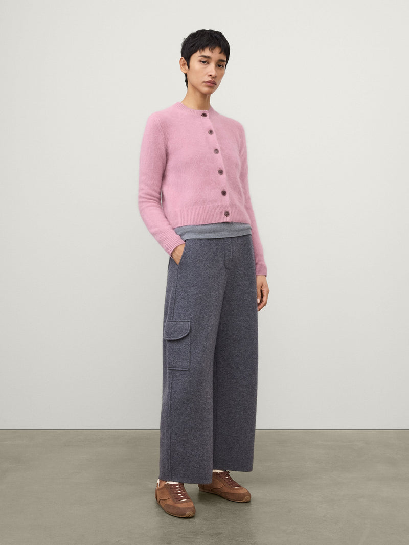 https://cdn.shopify.com/s/files/1/0569/2797/7653/files/LISAYANG_SS26_WW_DROP-1_2025400JD_AZALEA_CARDIGAN_BRUSHED_CASHMERE_PETAL_BRUSHED_2905.jpg?v=1761649251