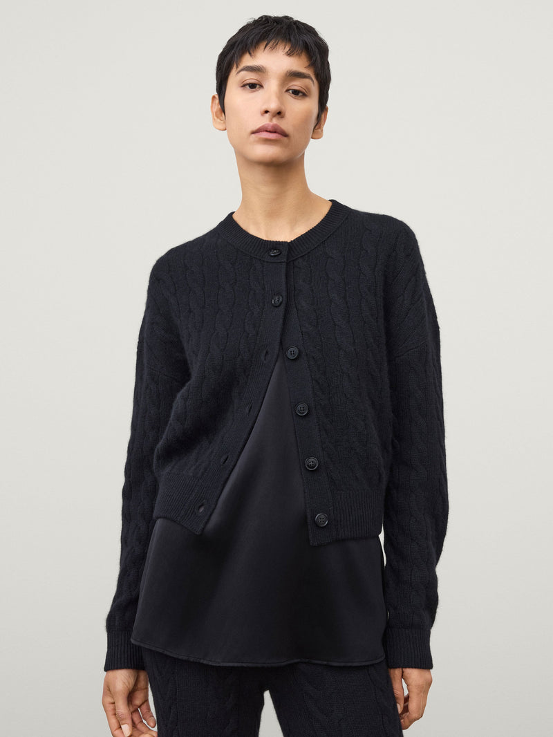 https://cdn.shopify.com/s/files/1/0569/2797/7653/files/LISAYANG_SS26_WW_DROP-1_2026043BL_CASSIE_CARDIGAN_PLAIN_KNIT_BLACK_1920.jpg?v=1763630033