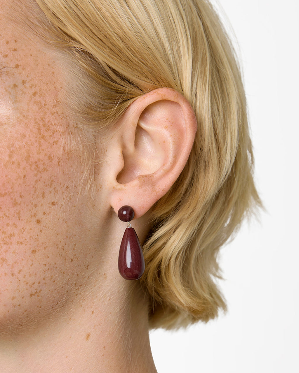 https://cdn.shopify.com/s/files/1/0592/5945/3598/files/LOLA_EARRINGS_RED_MOOKIATE_1_1.jpg?v=1770904125
