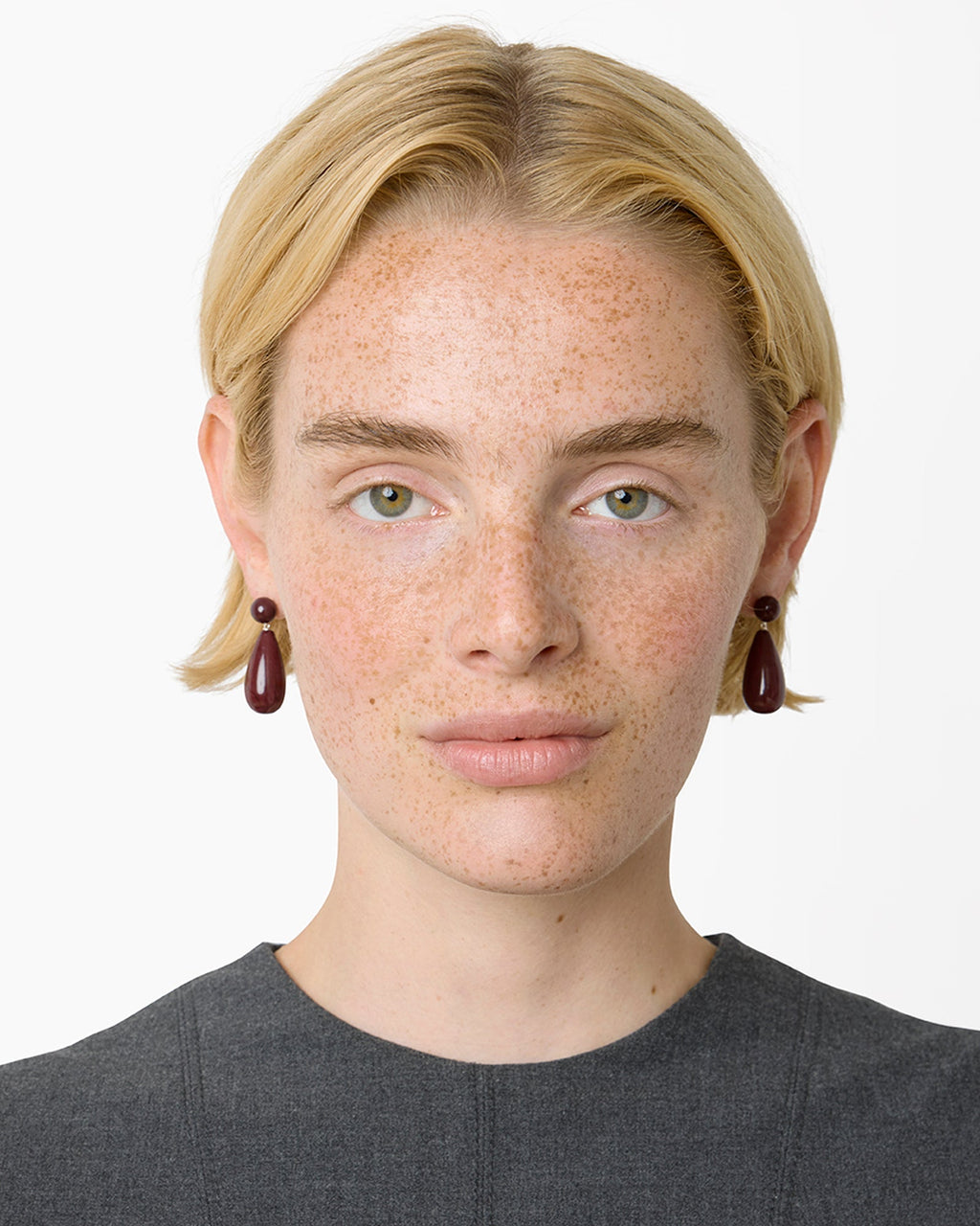 https://cdn.shopify.com/s/files/1/0592/5945/3598/files/LOLA_EARRINGS_RED_MOOKIATE_2_1.jpg?v=1770904125