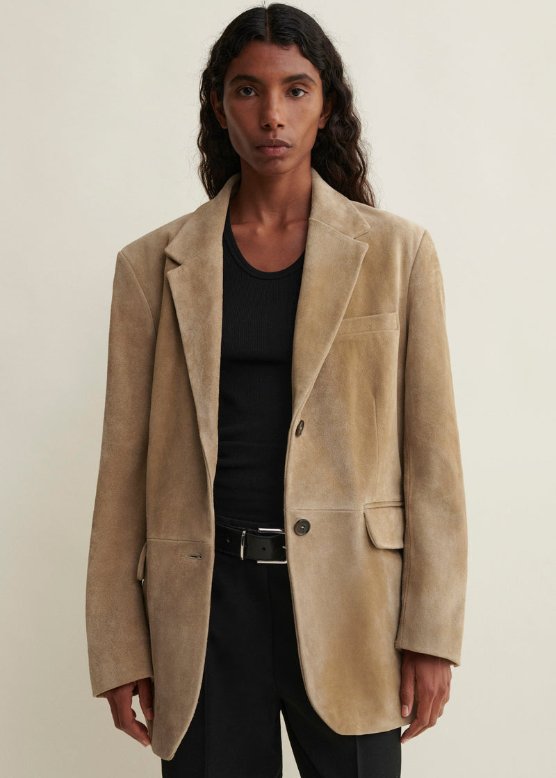 https://cdn.shopify.com/s/files/1/0651/8607/0782/files/LOOK59_BENNY_BEIGE_024_05975d77-7722-4933-97a5-779234fc41fc.jpg?v=1770134663