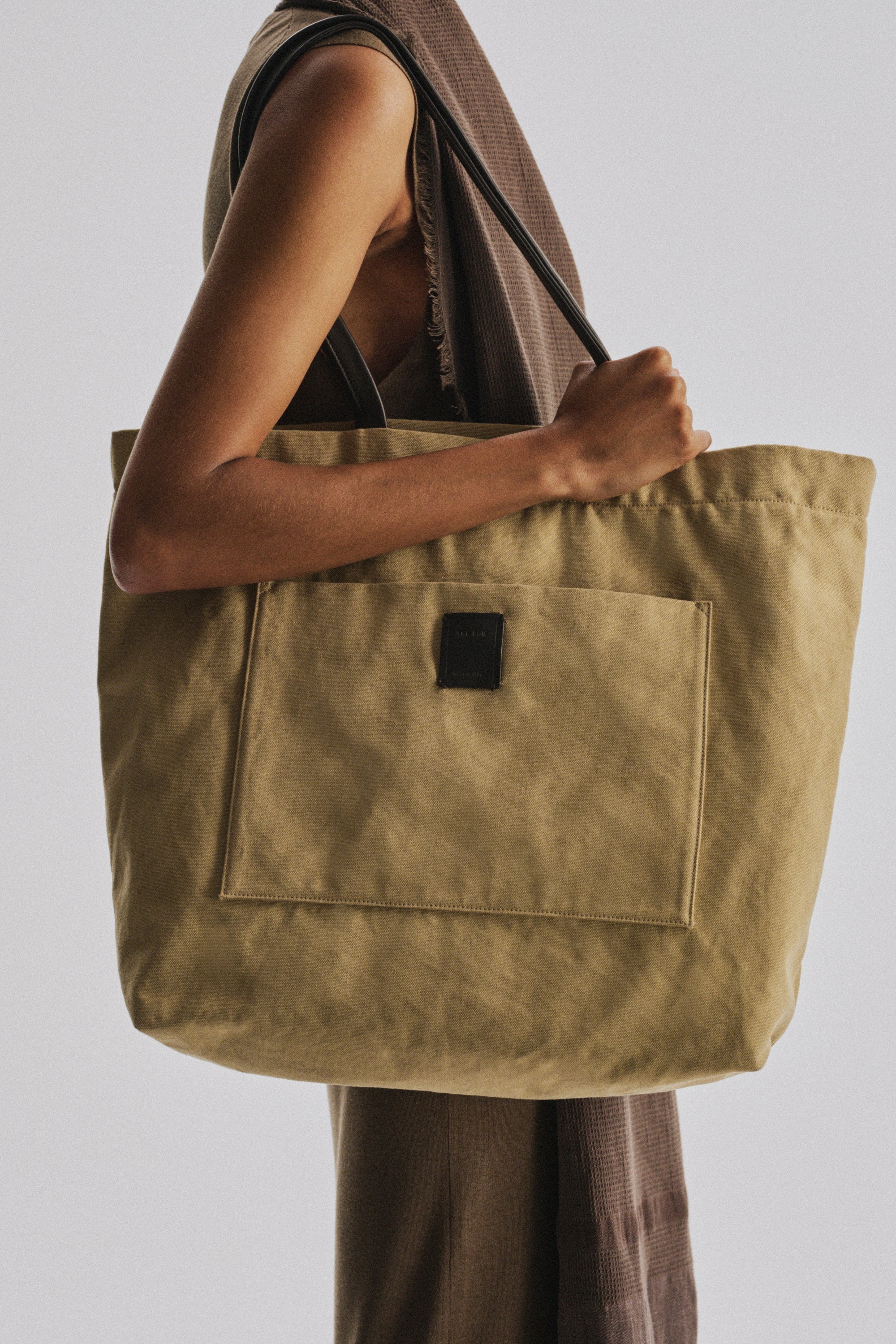 https://cdn.shopify.com/s/files/1/0552/0313/5593/files/LOOK_196_011_select.jpg?v=1777947691