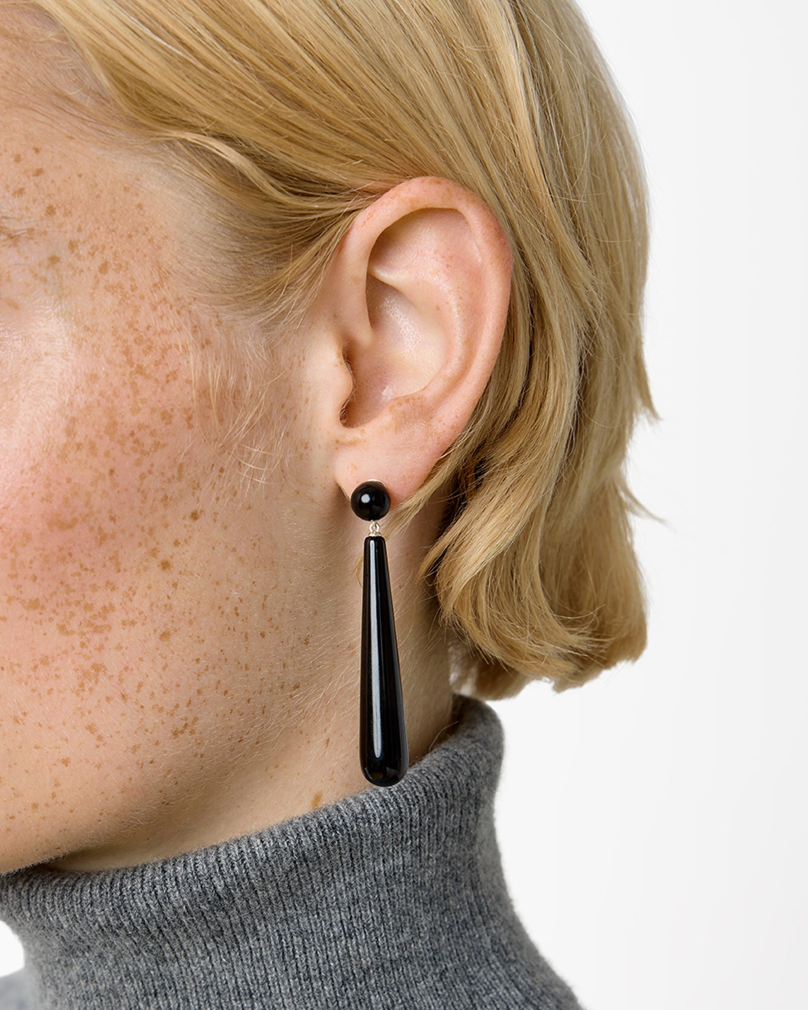 https://cdn.shopify.com/s/files/1/0592/5945/3598/files/LOUISE_EARRINGS_BLACKONYX_1.jpg?v=1770906250