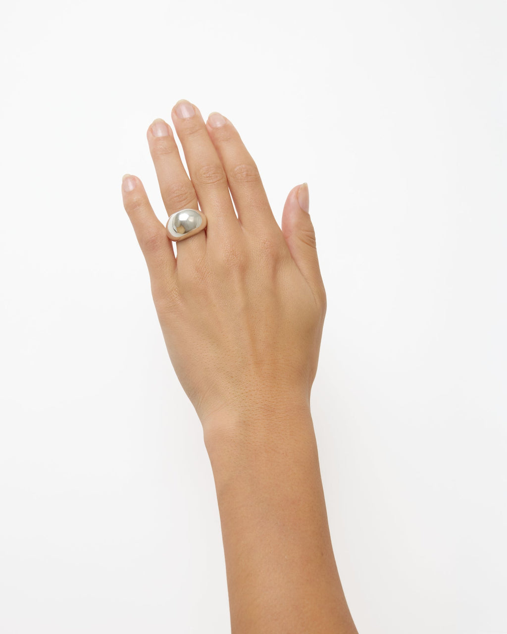 https://cdn.shopify.com/s/files/1/0592/5945/3598/files/Leah_silver_2.jpg?v=1748260763