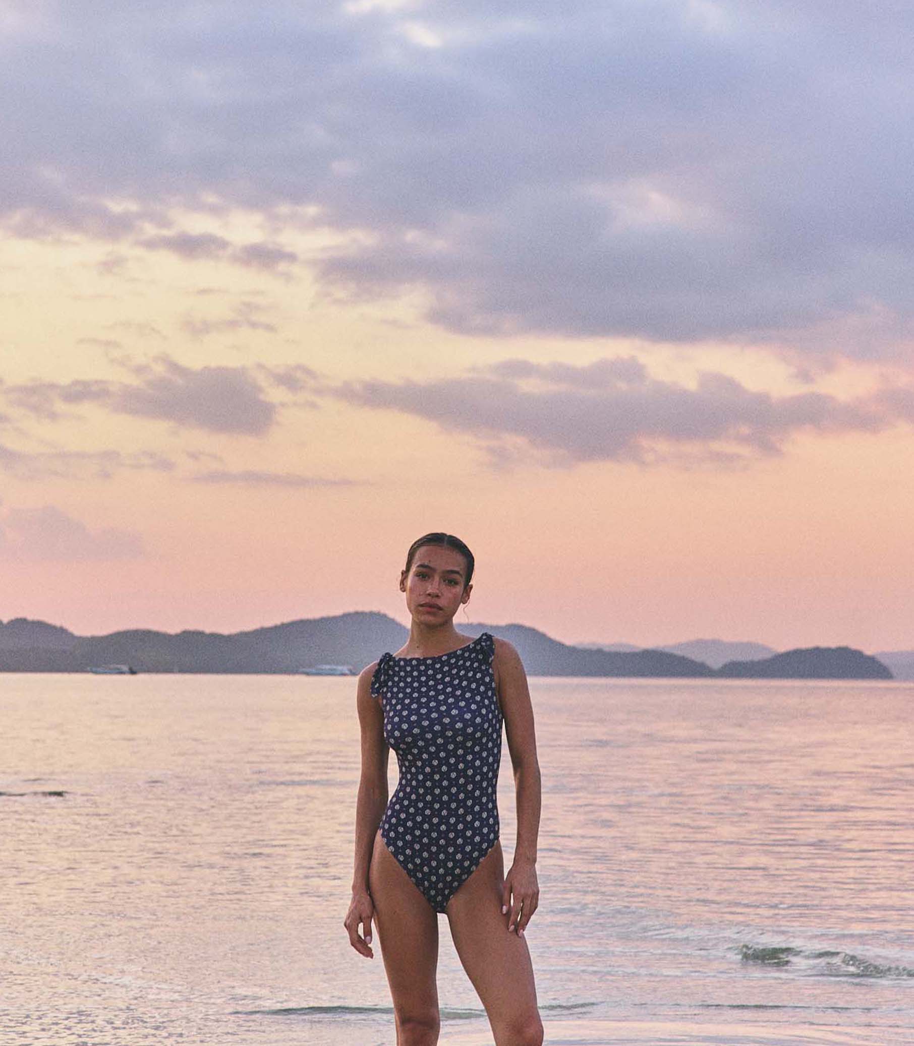 https://cdn.shopify.com/s/files/1/0950/9820/files/MALTA-MAILLOT_NAVY-CADIZ-FOULARD_08.jpg?v=1777055363