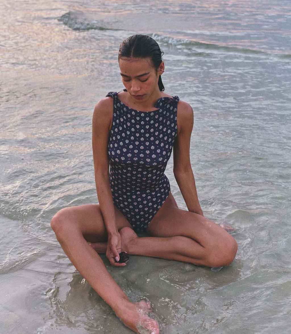 https://cdn.shopify.com/s/files/1/0950/9820/files/MALTA-MAILLOT_NAVY-CADIZ-FOULARD_16.jpg?v=1777055363