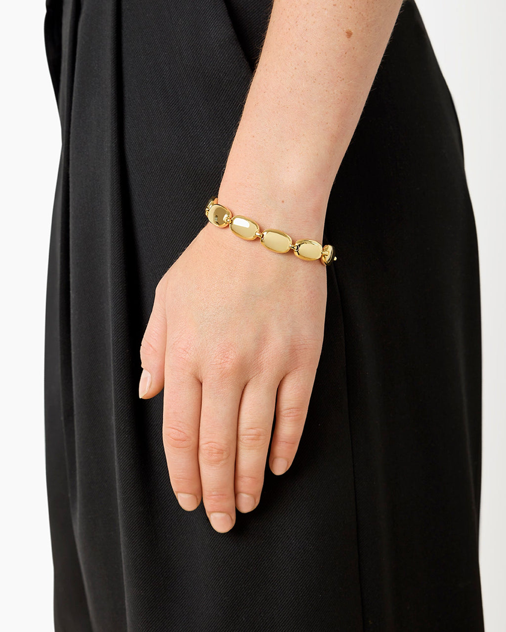 https://cdn.shopify.com/s/files/1/0592/5945/3598/files/MONICA_BRACELET_GOLD_2.jpg?v=1770903763