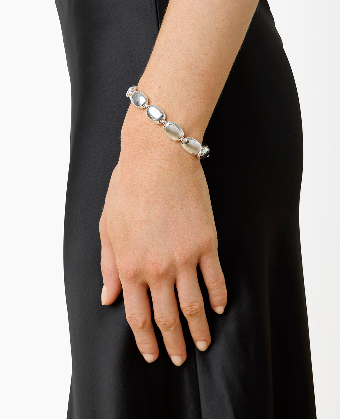 https://cdn.shopify.com/s/files/1/0592/5945/3598/files/MONICA_BRACELET_SILVER_18f02e93-7522-416e-b302-7be5553f54e9.jpg?v=1759347747
