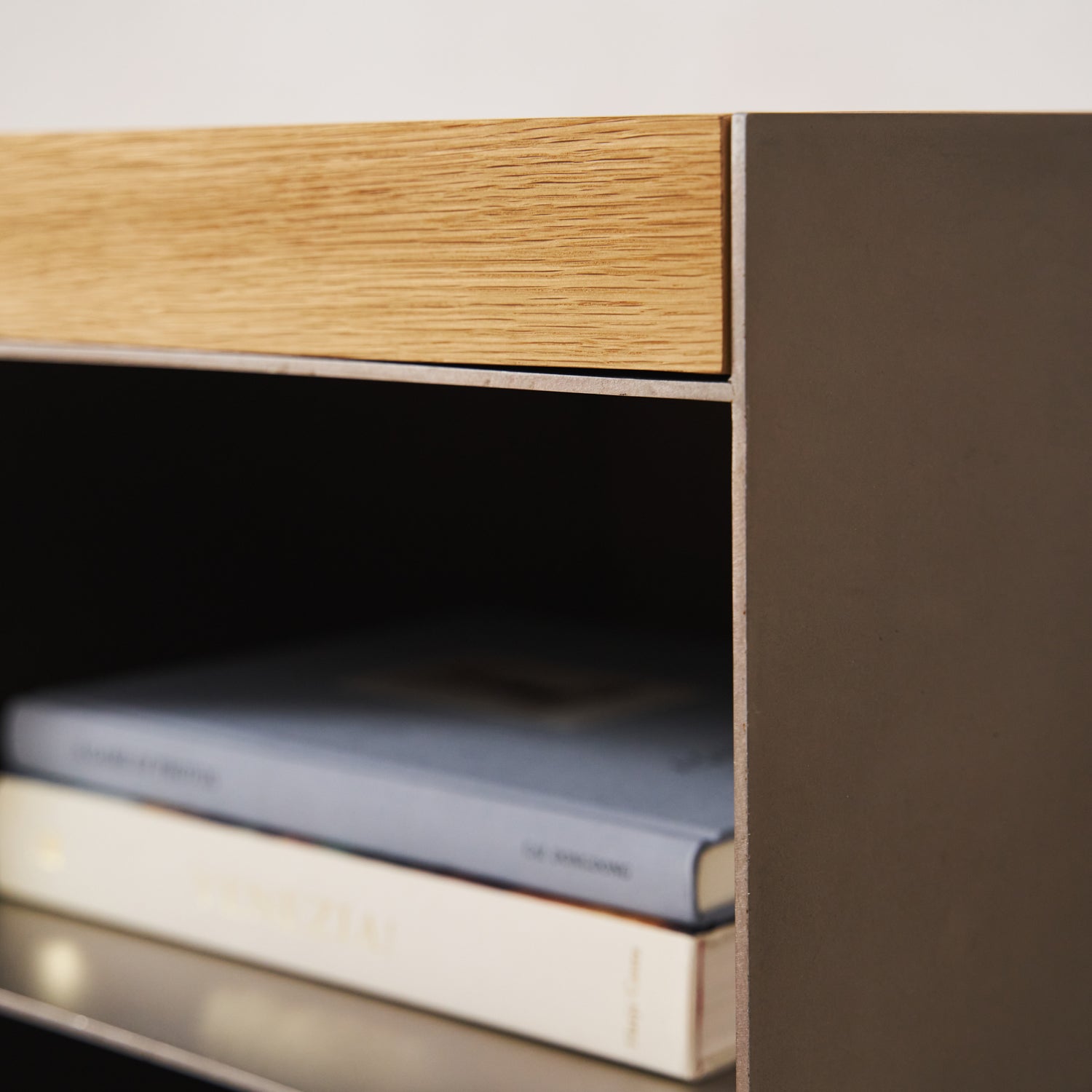 https://cdn.shopify.com/s/files/1/0593/2217/1565/files/Milan-Stainles-Steel-Media-Console-TV-Bench-White-Oak--2.jpg?v=1743032402