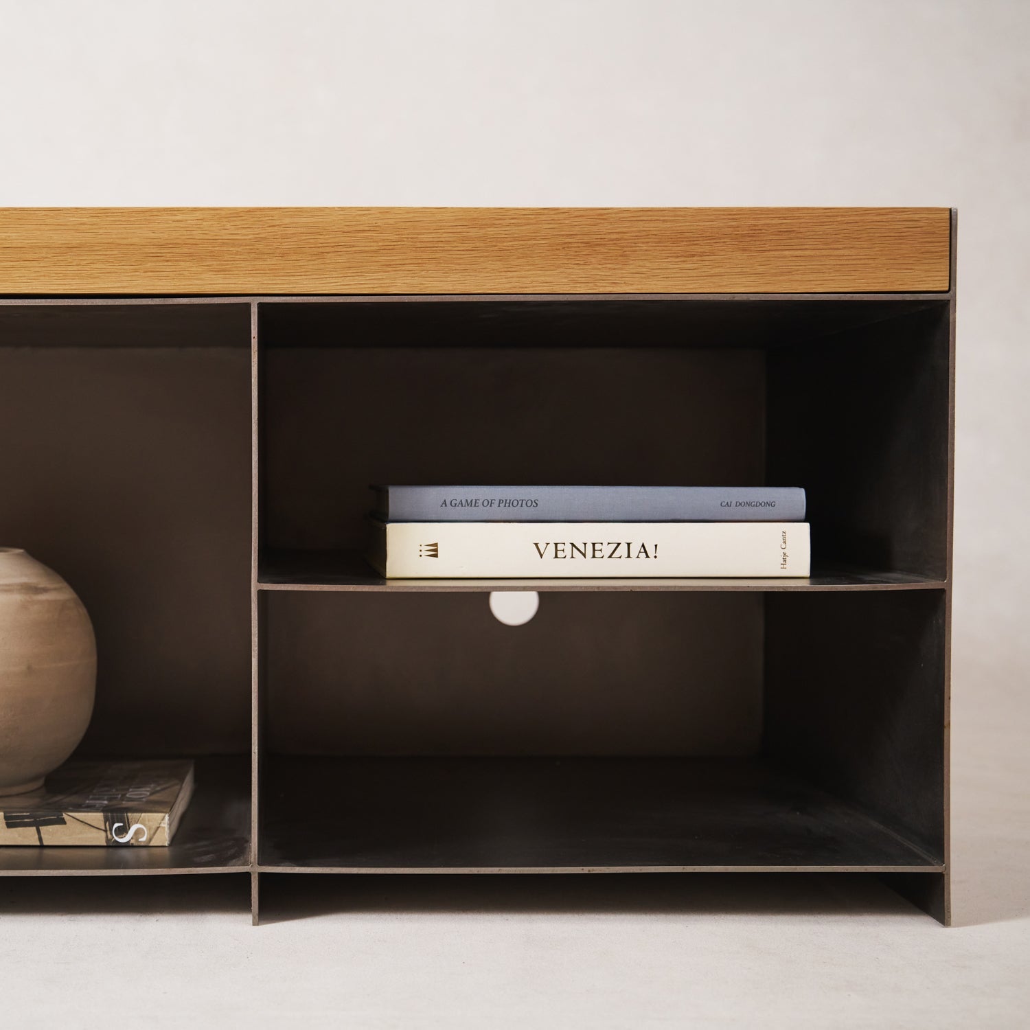 https://cdn.shopify.com/s/files/1/0593/2217/1565/files/Milan-Stainles-Steel-Media-Console-TV-Bench-White-Oak--4.jpg?v=1743032402