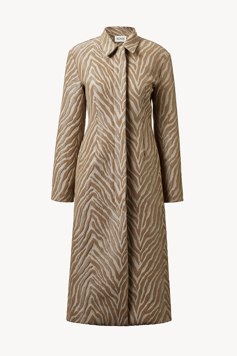 https://cdn.shopify.com/s/files/1/0155/8868/7920/files/Mira_Coat_Fawn_Tove.jpg?v=1731946974