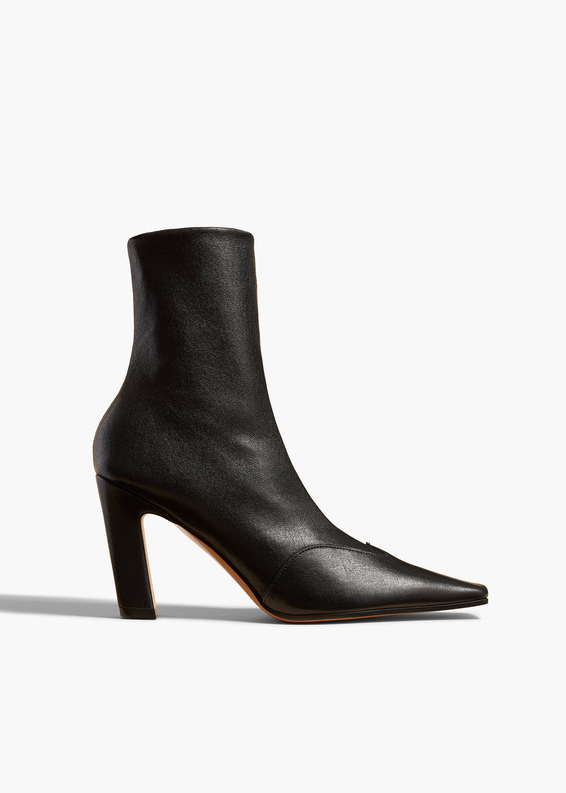 https://cdn.shopify.com/s/files/1/1519/7996/files/NEVADA_85_BLACK-LEATHER_0375_Product_4b55f3a8-bbec-4ad1-ae16-1226f635ad09.jpg?v=1747859979