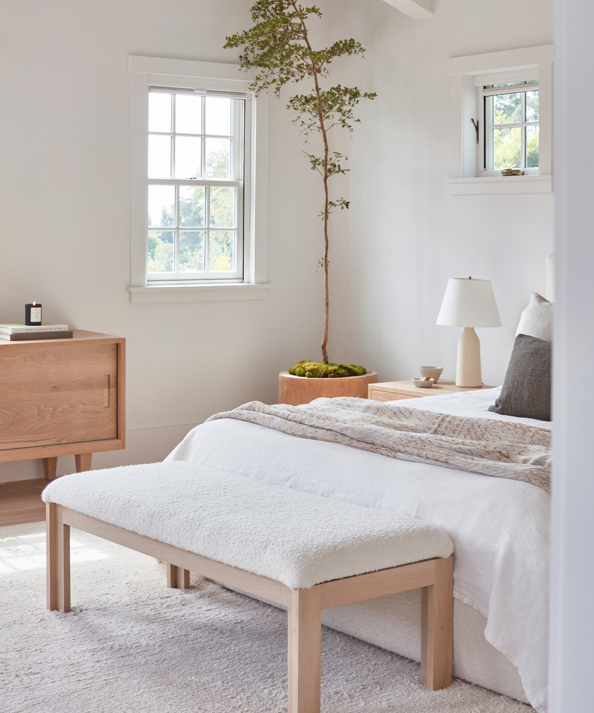https://cdn.shopify.com/s/files/1/0565/1234/8333/products/Otto_Bench_Ivory_Boucle_2.jpg?v=1678999448