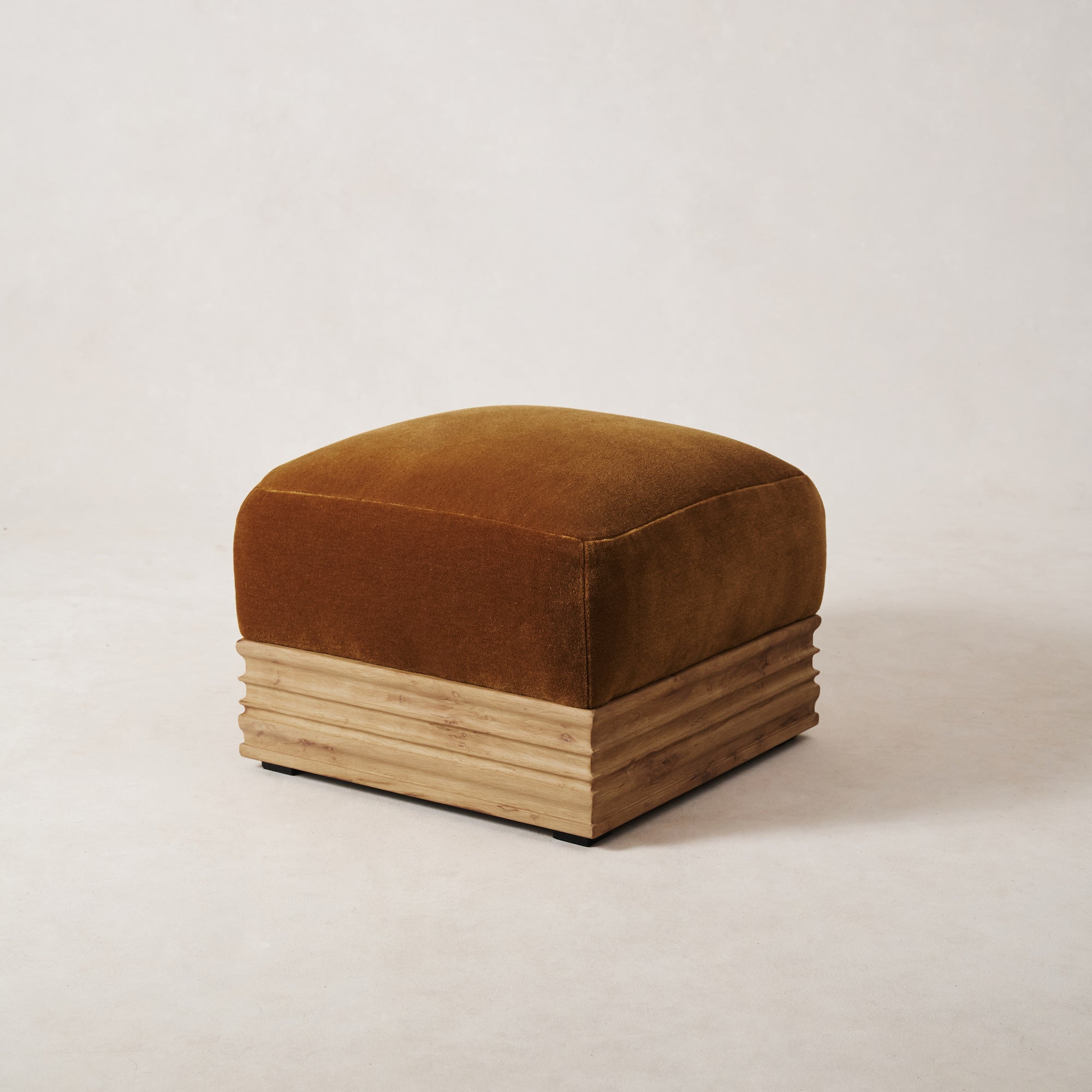 https://cdn.shopify.com/s/files/1/0593/2217/1565/files/Palazzo-Mohair-Wood-Base-Pouf-Ambra-2.jpg?v=1740460294