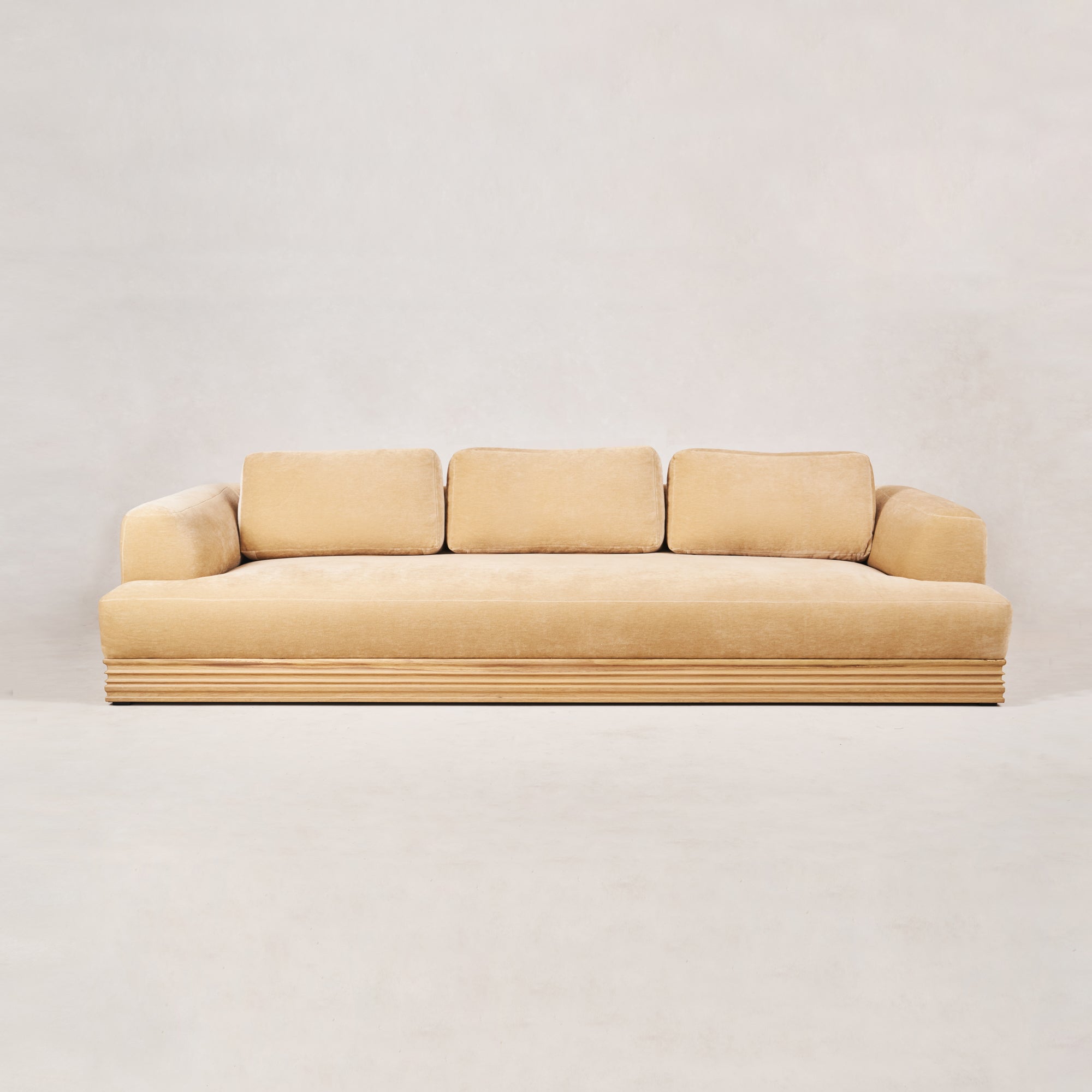 https://cdn.shopify.com/s/files/1/0593/2217/1565/files/Palazzo-sofa-house-of-leon-nude-11.jpg?v=1746130098