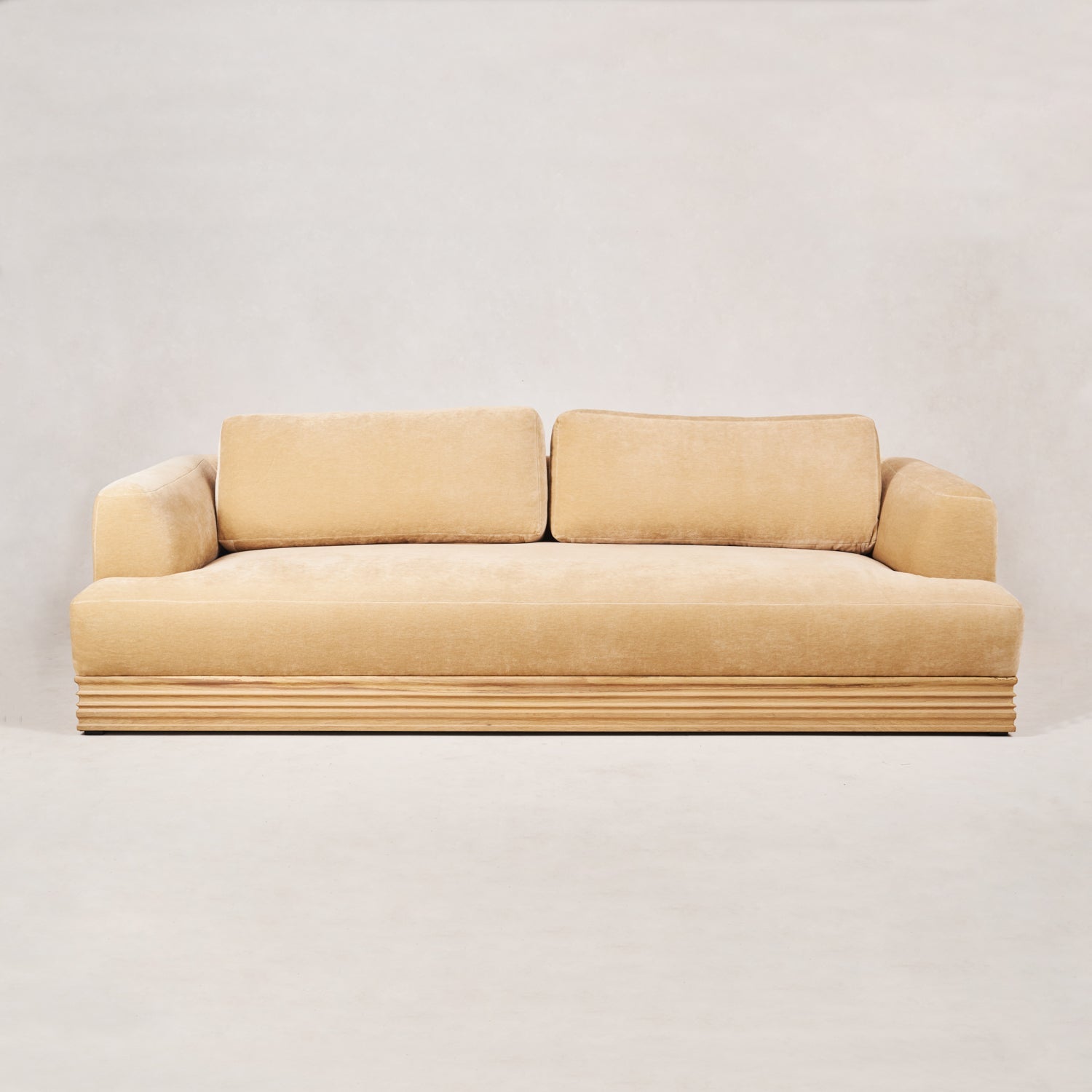 https://cdn.shopify.com/s/files/1/0593/2217/1565/files/Palazzo-sofa-house-of-leon-nude-2.jpg?v=1740187316