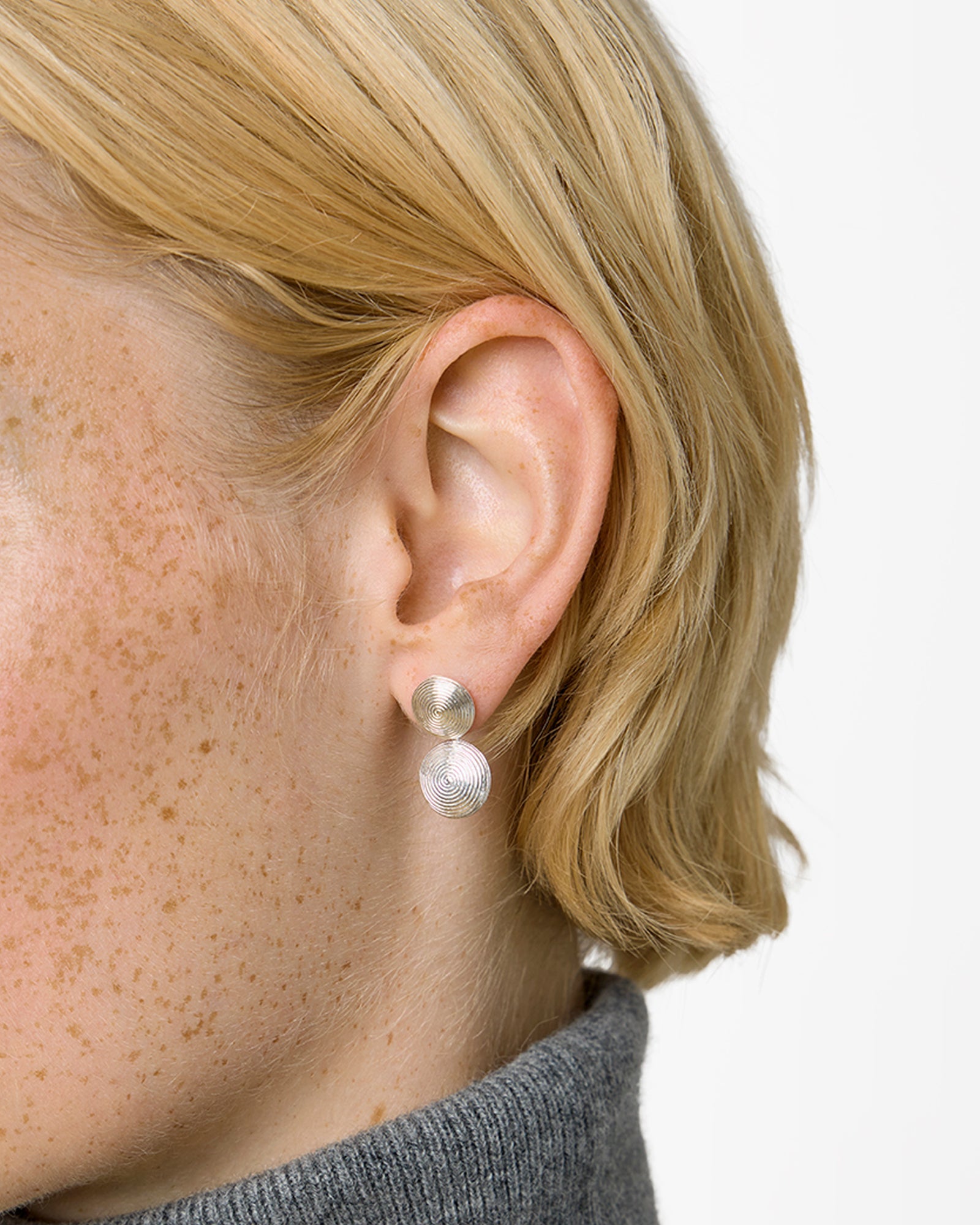 https://cdn.shopify.com/s/files/1/0592/5945/3598/files/RITA_EARRINGS_SILVER_1_1.jpg?v=1770903324