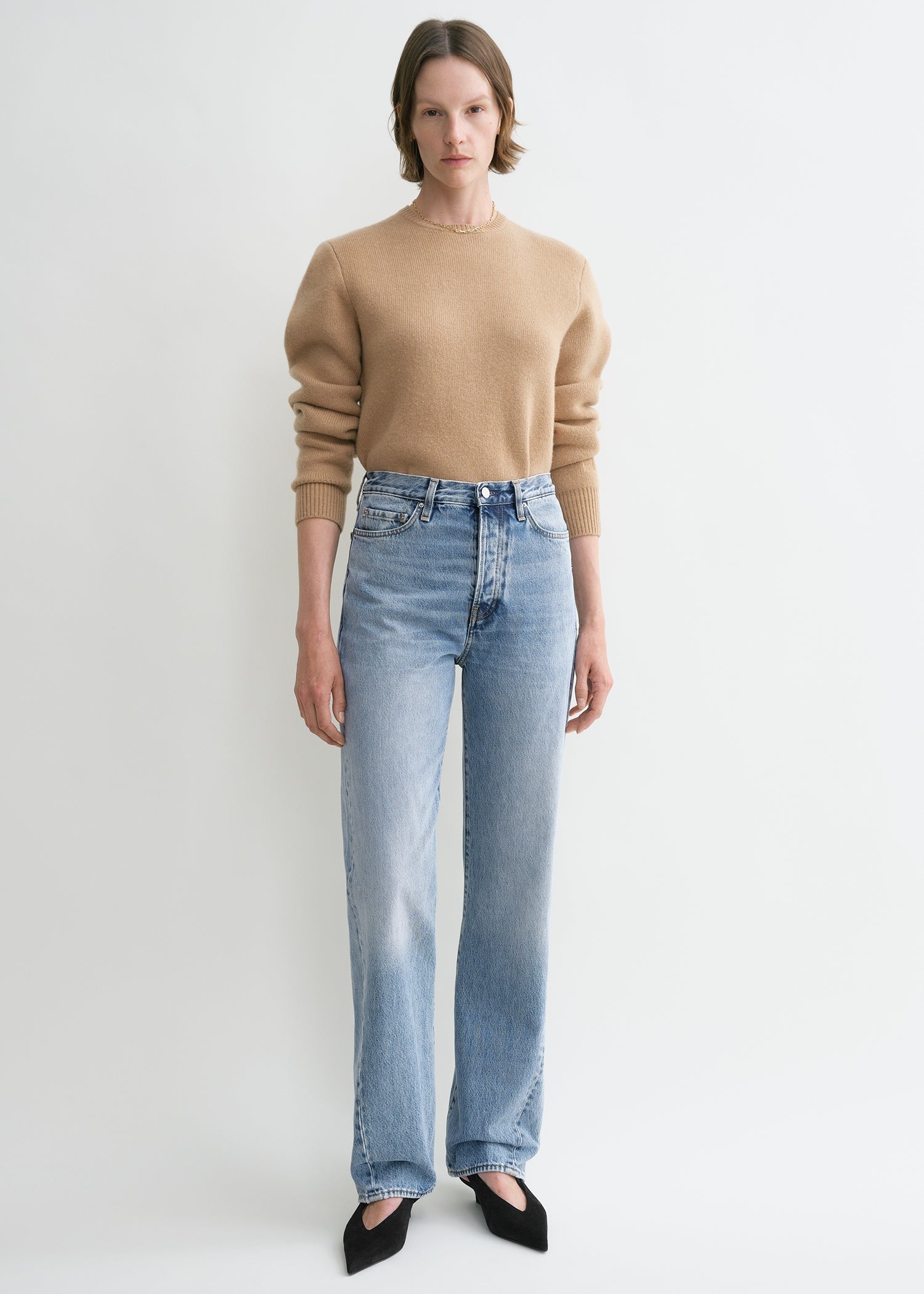 https://cdn.shopify.com/s/files/1/0480/1141/1607/files/TOTEME_ECOM_FW24_DENIM_231-240-741_TWISTED_SEAM_DENIM_FULL_LENGTH_WORN_BLUE_013.jpg?v=1723109382