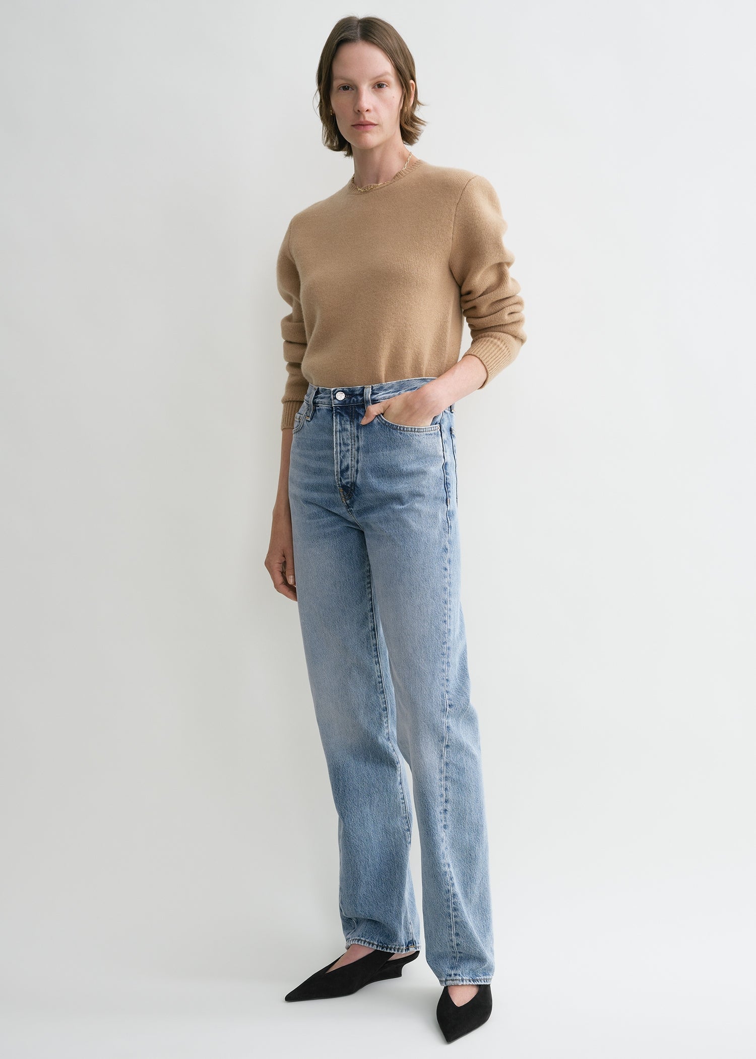 https://cdn.shopify.com/s/files/1/0480/1141/1607/files/TOTEME_ECOM_FW24_DENIM_231-240-741_TWISTED_SEAM_DENIM_FULL_LENGTH_WORN_BLUE_041.jpg?v=1723109383