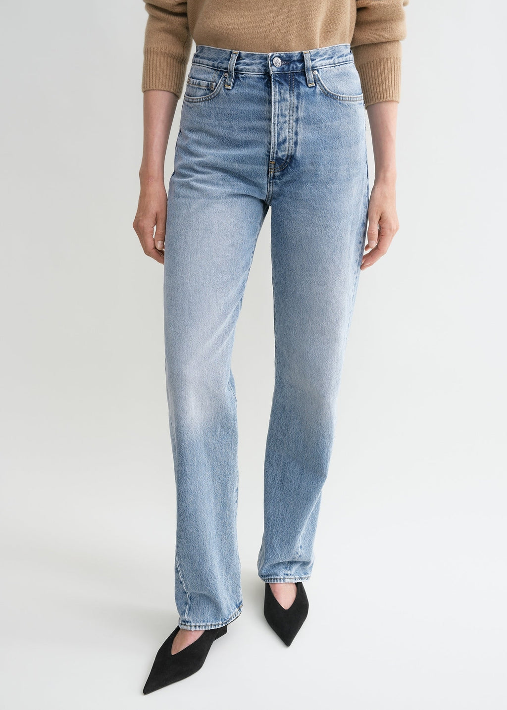 https://cdn.shopify.com/s/files/1/0480/1141/1607/files/TOTEME_ECOM_FW24_DENIM_231-240-741_TWISTED_SEAM_DENIM_FULL_LENGTH_WORN_BLUE_054.jpg?v=1723109383