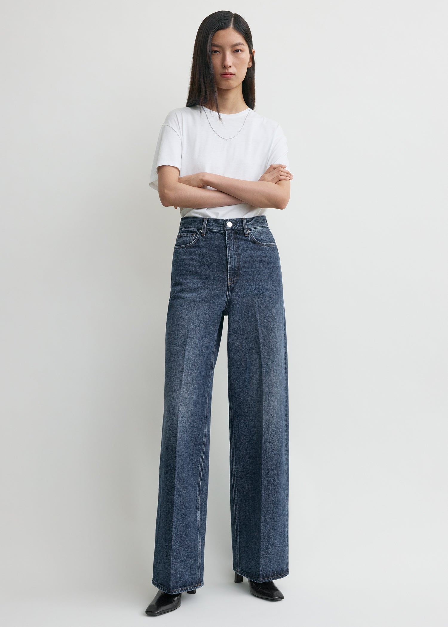https://cdn.shopify.com/s/files/1/0480/1141/1607/files/TOTEME_ECOM_FW25__JEANS_SEASONAL_242-WRB2426-FB0045_WIDE_LEG_DENIM_DK_BLUE__0016_B.jpg?v=1750935458