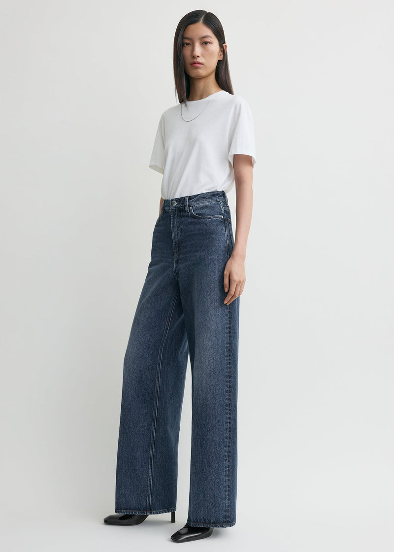 https://cdn.shopify.com/s/files/1/0480/1141/1607/files/TOTEME_ECOM_FW25__JEANS_SEASONAL_242-WRB2426-FB0045_WIDE_LEG_DENIM_DK_BLUE__0021_A.jpg?v=1750935458