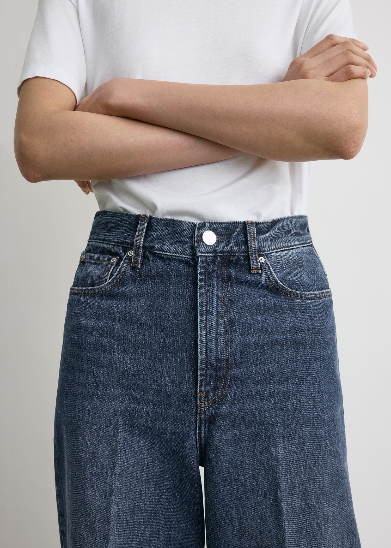 https://cdn.shopify.com/s/files/1/0480/1141/1607/files/TOTEME_ECOM_FW25__JEANS_SEASONAL_242-WRB2426-FB0045_WIDE_LEG_DENIM_DK_BLUE__0073_D.jpg?v=1750935458