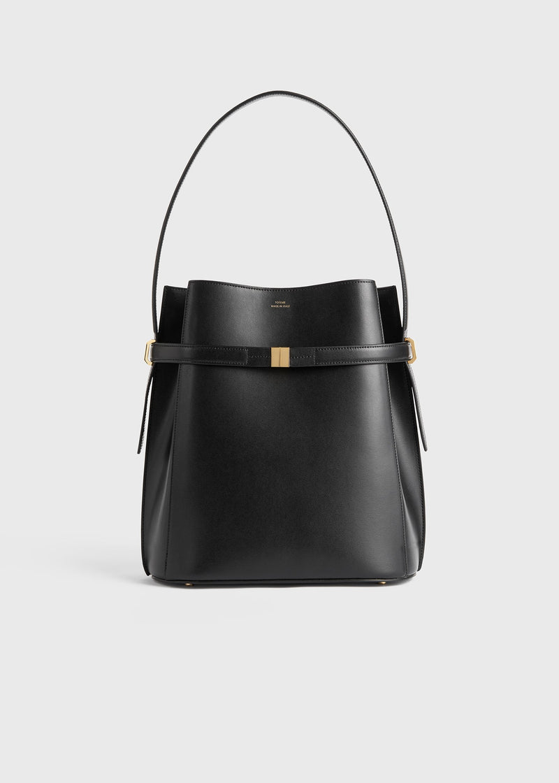 https://cdn.shopify.com/s/files/1/0452/1374/5316/files/TOTEME_FLATS_FW24_BAGS_244-WAL0048-LE0025_CINCHED_TOTE_BLACK_PALLMELATA_front_GB.jpg?v=1721744392