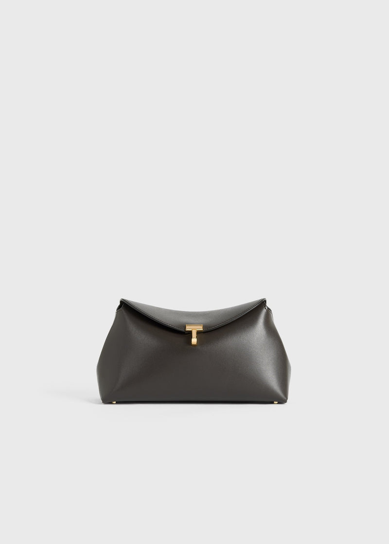 https://cdn.shopify.com/s/files/1/0452/1374/5316/files/TOTEME_FLATS_FW24_BAGS_244-WAL950-LE0025_T-LOCK_CLUTCH_BARK_front_GB_b37ad6c0-227b-41d6-872b-76bd639c7dbf.jpg?v=1721745424