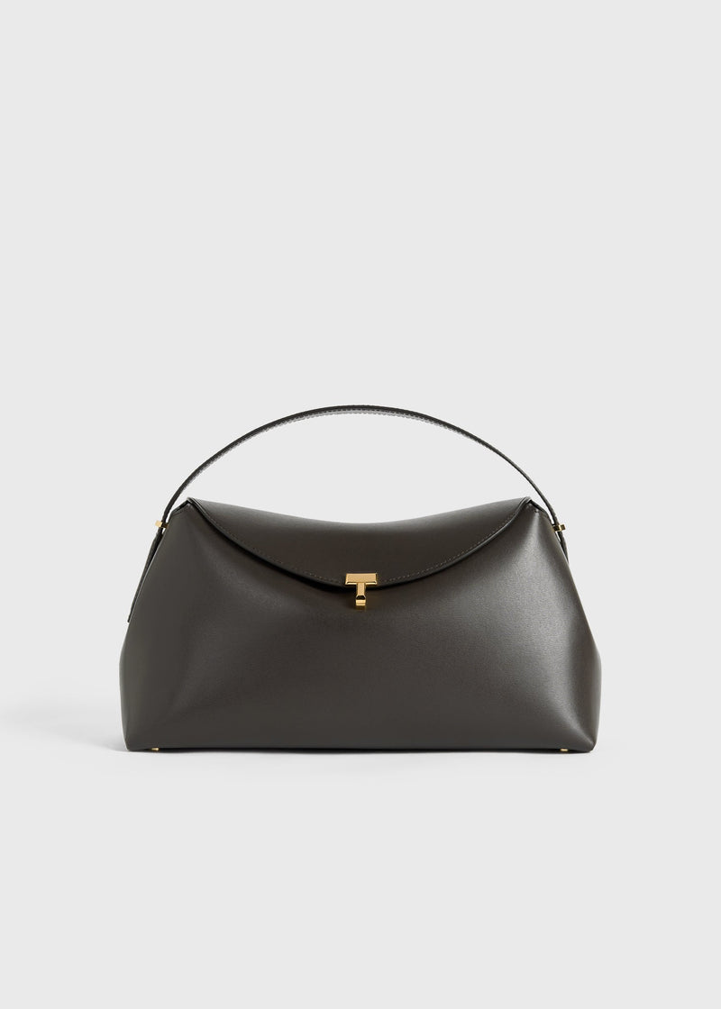 https://cdn.shopify.com/s/files/1/0452/1374/5316/files/TOTEME_FLATS_FW24_BAGS_244-WAL956-LE0025_T-LOCK_TOP_HANDLE_BARK_front_GB_ec0f7431-7904-4311-b450-e496555385f4.jpg?v=1723115383