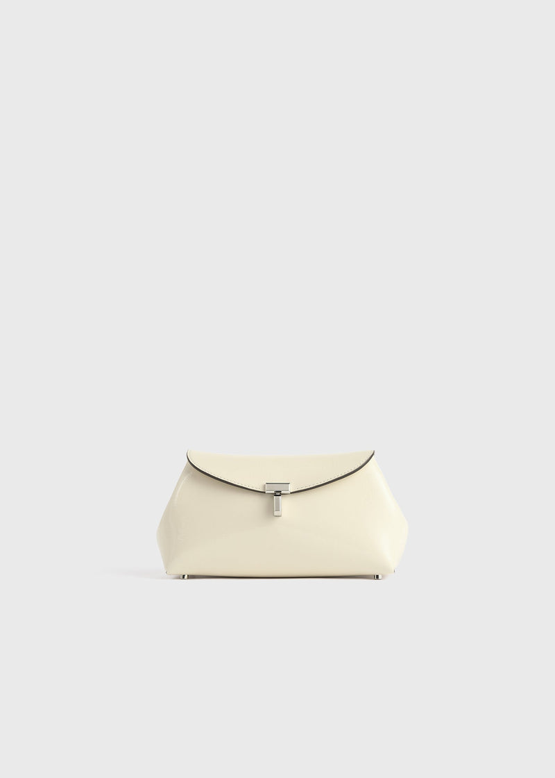 https://cdn.shopify.com/s/files/1/0452/1374/5316/files/TOTEME_FLATS_FW25__BAG_EXCLUSIVES_254-WAL0085-LE0164_MINI_T-LOCK_NAPLACK_CLUTCH_MILK_front_GB.jpg?v=1752132308
