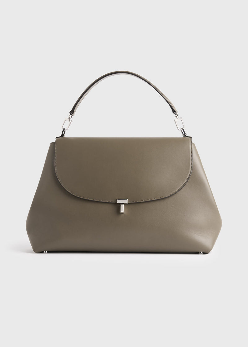 https://cdn.shopify.com/s/files/1/0452/1374/5316/files/TOTEME_FLATS_FW25__BAG_SEASONAL_254-WAL0096-LE0175_T-LOCK_LEATHER_SATCHEL_TAUPE_front_GB.jpg?v=1752131371