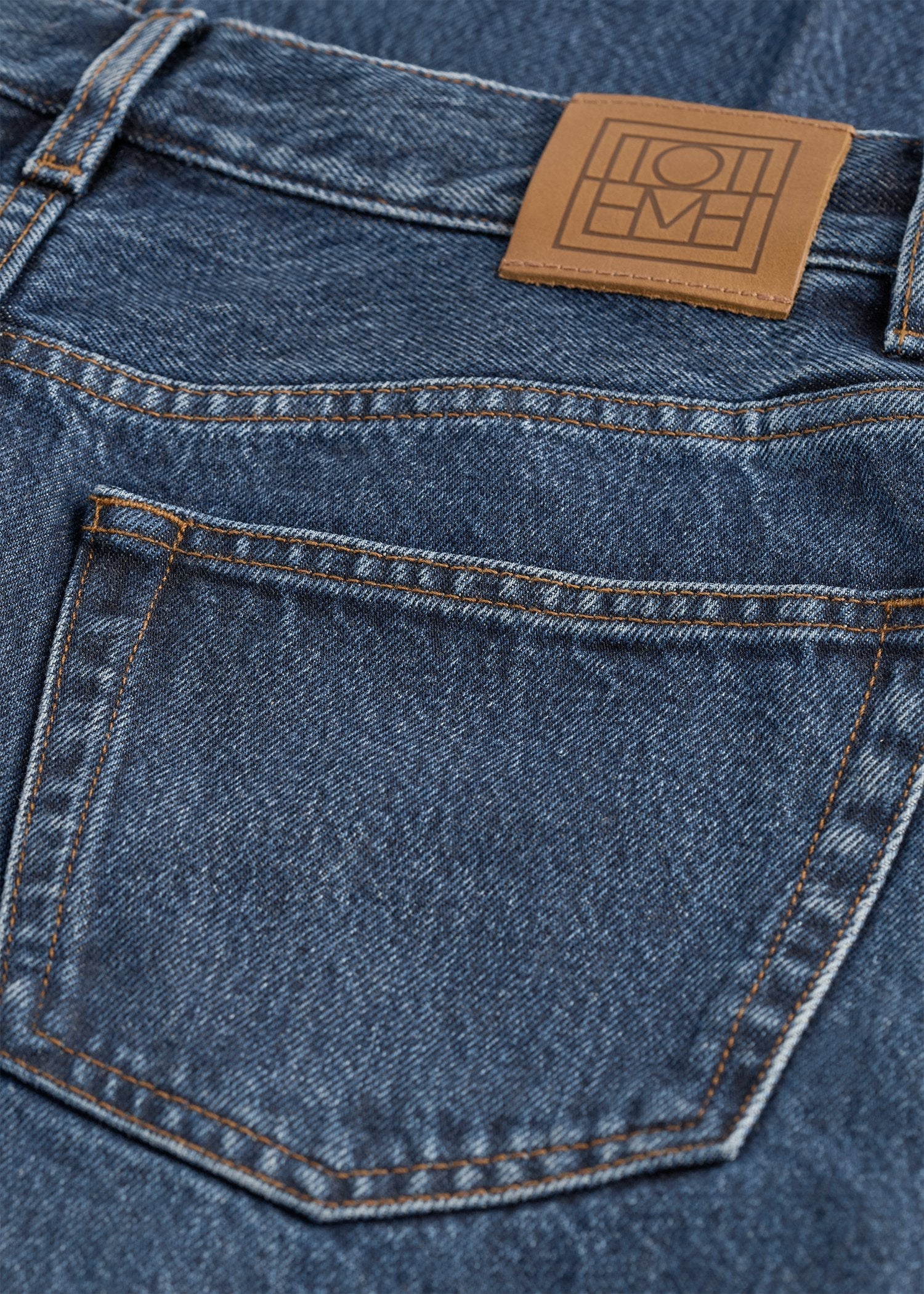 https://cdn.shopify.com/s/files/1/0480/1141/1607/files/TOTEME_FLATS_FW25__JEANS_SEASONAL_242-WRB2426-FB0045_WIDE_LEG_DENIM_DK_BLUE_detail_GB.jpg?v=1750935458