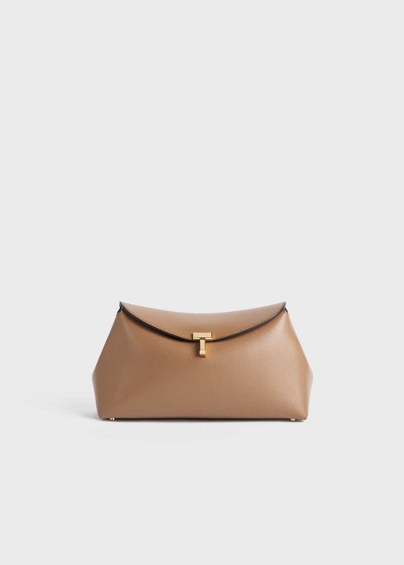 https://cdn.shopify.com/s/files/1/0452/1374/5316/files/TOTEME_FLATS_SEASONAL_FW24_BAGS_234-WAL950-LE0025_T-LOCK_CLUTCH_CAMEL_front_GB.jpg?v=1729669065