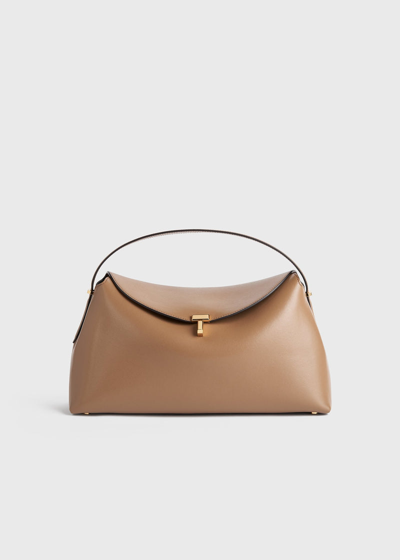 https://cdn.shopify.com/s/files/1/0452/1374/5316/files/TOTEME_FLATS_SEASONAL_FW24_BAGS_234-WAL956-LE0025_T-LOCK_TOP_HANDLE_CAMEL_front_GB.jpg?v=1729669824