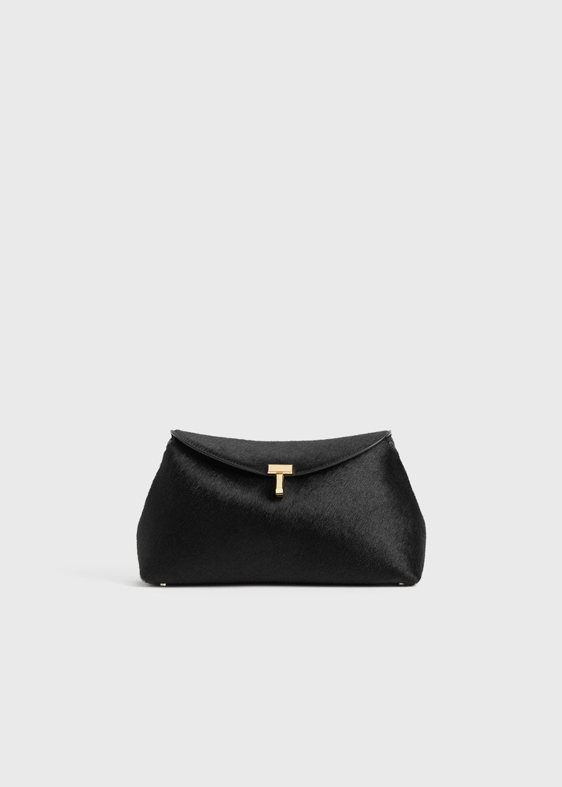 https://cdn.shopify.com/s/files/1/0452/1374/5316/files/TOTEME_FLATS_SEASONAL_PS25_BAGS_251-WAL944-LE0112_T-LOCK_PONY_HAIR_CLUTCH_BLACK_001_front_GB.jpg?v=1729669123