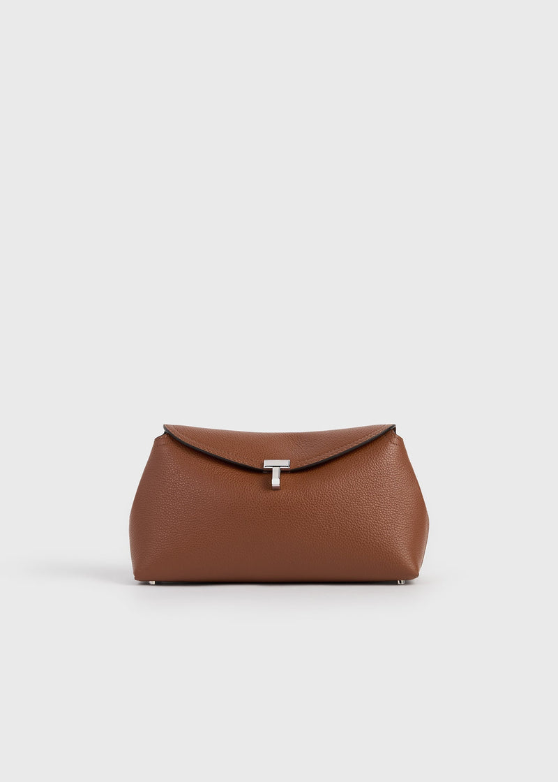 https://cdn.shopify.com/s/files/1/0452/1374/5316/files/TOTEME_FLATS_SS26_SEASONAL_BAGS_234-WAL944-LE0030-365_T_LOCK_GRAINED_LEATHER_CLUTCH_SIENNA_front_GB.jpg?v=1768823831