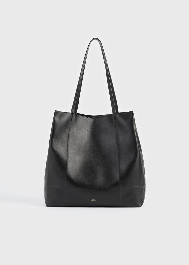 https://cdn.shopify.com/s/files/1/0452/1374/5316/files/TOTEME_FLATS_SS26_SEASONAL_BAGS_262-WAL0107-LE0206-001__ROAM_LEATHER_TOTE_BLACK_front_GB.jpg?v=1768823816