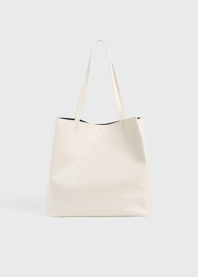 https://cdn.shopify.com/s/files/1/0452/1374/5316/files/TOTEME_FLATS_SS26_SEASONAL_BAGS_262-WAL0107-LE0206-009_ROAM_LEATHER_TOTE_STONE_front_GB.jpg?v=1768823824