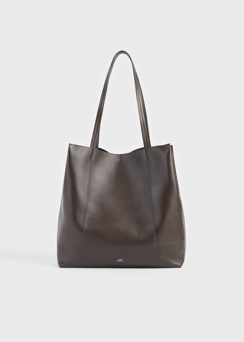 https://cdn.shopify.com/s/files/1/0452/1374/5316/files/TOTEME_FLATS_SS26_SEASONAL_BAGS_262-WAL0107-LE0206-102_ROAM_LEATHER_TOTE_BROWN_front_GB.jpg?v=1768823742