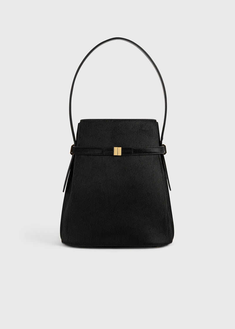 https://cdn.shopify.com/s/files/1/0452/1374/5316/files/TOTEME_FLATS__PS26_SEASONAL_BAGS_254-WAL0048-LE0112-346_BELTED_PONY_HAIR_BUCKET_BAG_BLACK_front_GB.jpg?v=1757077696