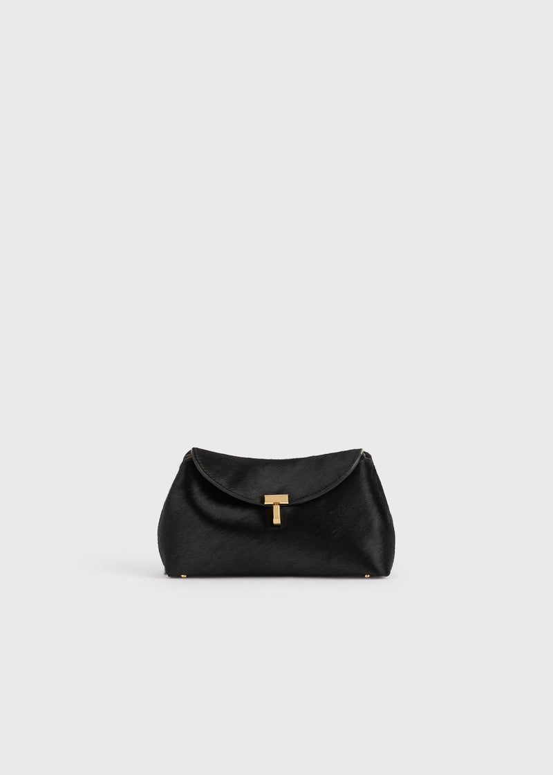 https://cdn.shopify.com/s/files/1/0452/1374/5316/files/TOTEME_FLATS__PS26_SEASONAL_BAGS_261-WAL0085-LE0112-346_MINI_T-LOCK_PONY_HAIR_CLUTCH_BLACK_front_GB.jpg?v=1757077644