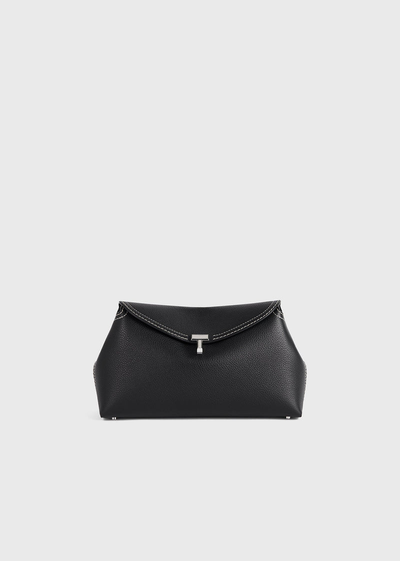 https://cdn.shopify.com/s/files/1/0452/1374/5316/files/TOTEME_PS23_BAGS_224-9103-613_T_LOCK_CLUTCH_BLACK_GRAIN_1_GB_2f13ae93-93a8-4ca2-b1bb-63e753c20224.jpg?v=1739207582